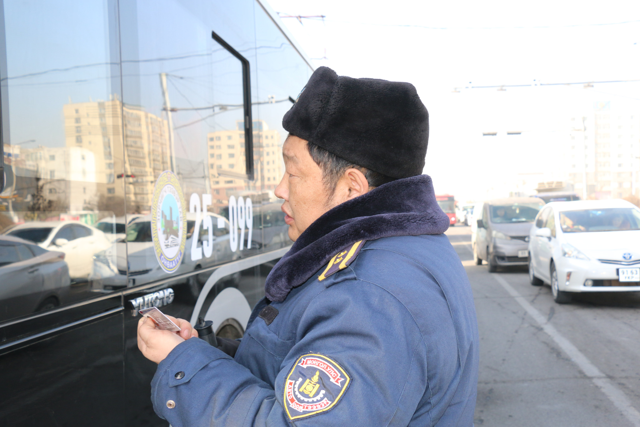 Хүнээ аваагүй жолооч нарыг торгов